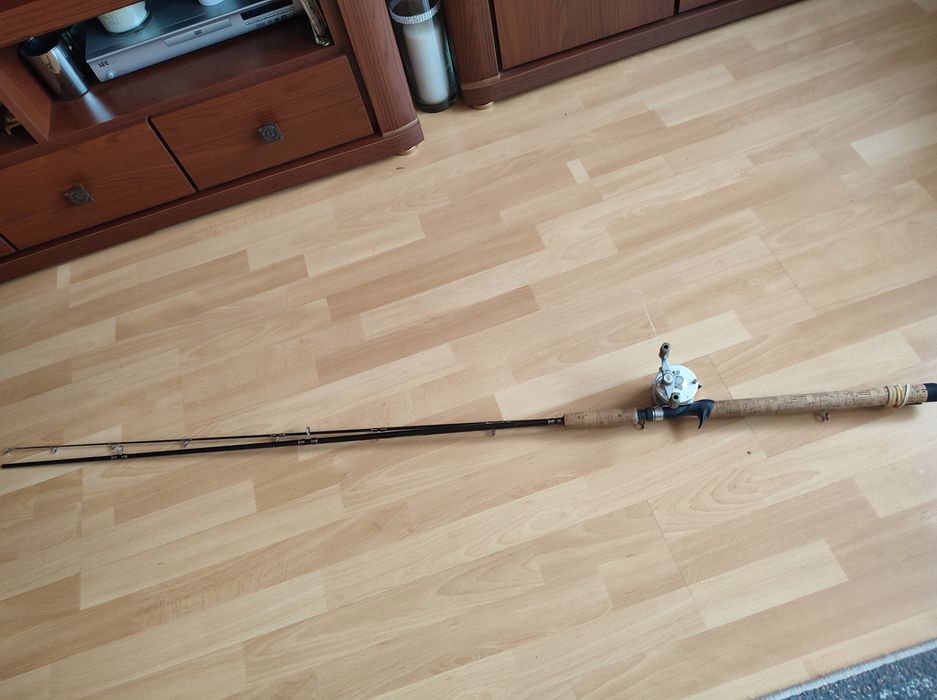 Wędka castingowa albo pod centerpin, z multikiem