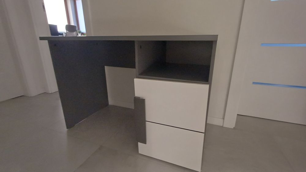 Czarno białe drewniane biurko (Odbiór osobisty)
