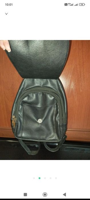 Рюкзак сріблястий та чорний.