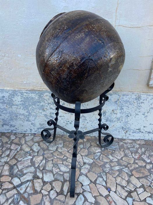 Antigo pote esférico em grés para especiarias Sec. XIV - XVI