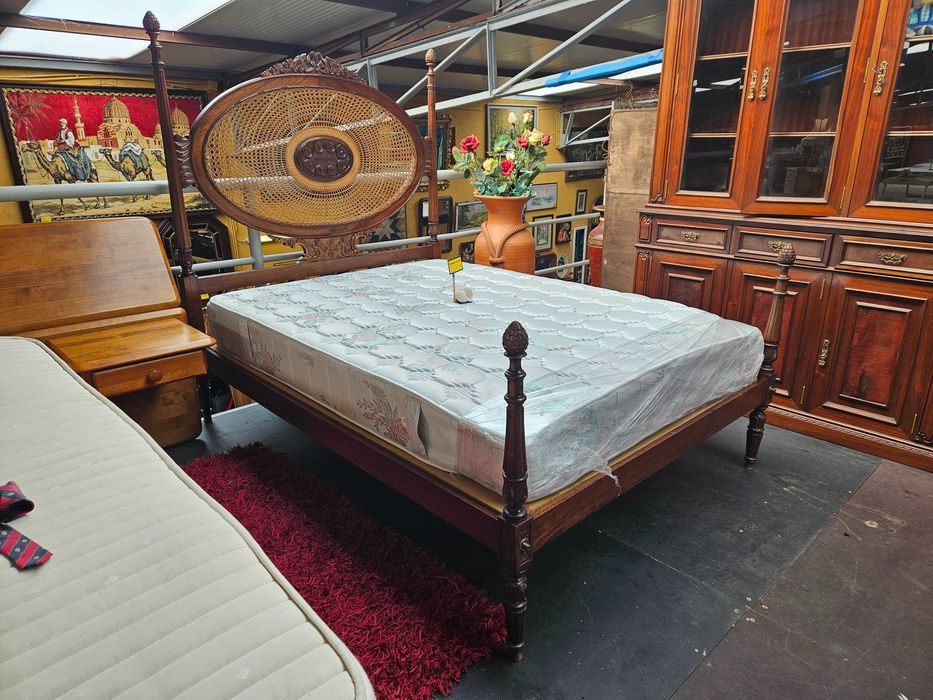 Excelente cama antiga em madeira com cabeceira em pelhinha mais estrado e colchão - óptimo estado geral