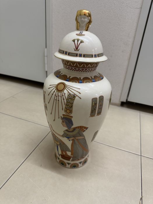 Jarro egípcio em porcelana. Marca panda