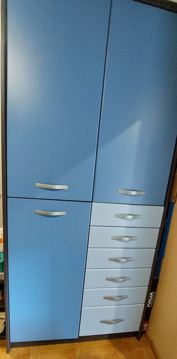 Quarto criança / Mesinha cabeceira/ roupeiro/ colchão