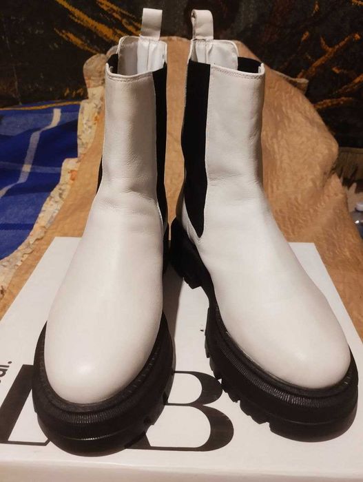 Чоботи жіночі, білі, натуральна шкіра у відмінному стані