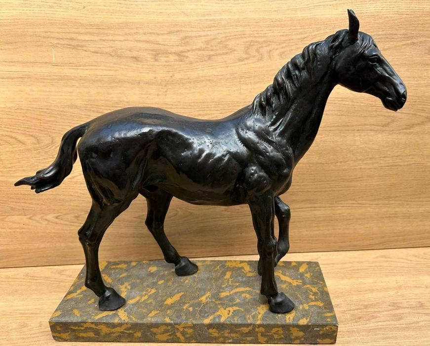 escultura de cavalo em bronze maciço patinado, design realista, sobre uma base decorativa em marmore