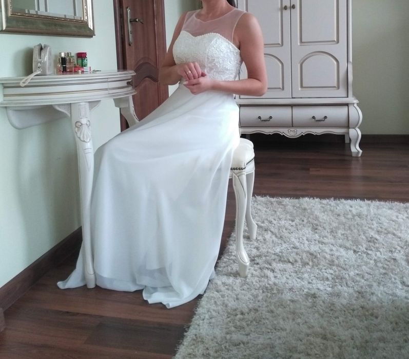 Piękna sukienka, perełki, koronka