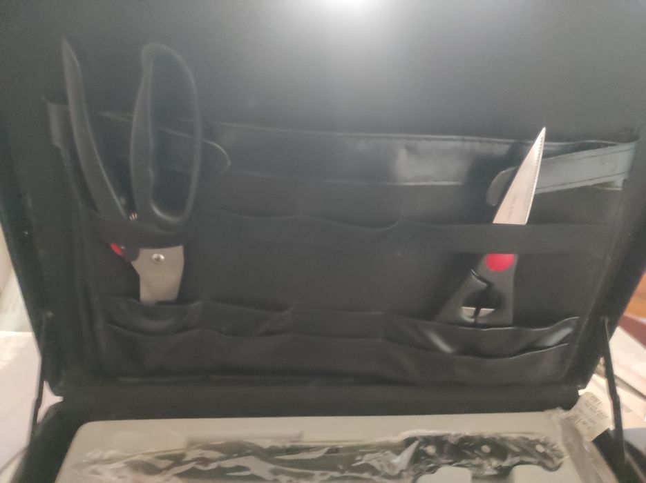 Vendo mala com objetos de cozinha