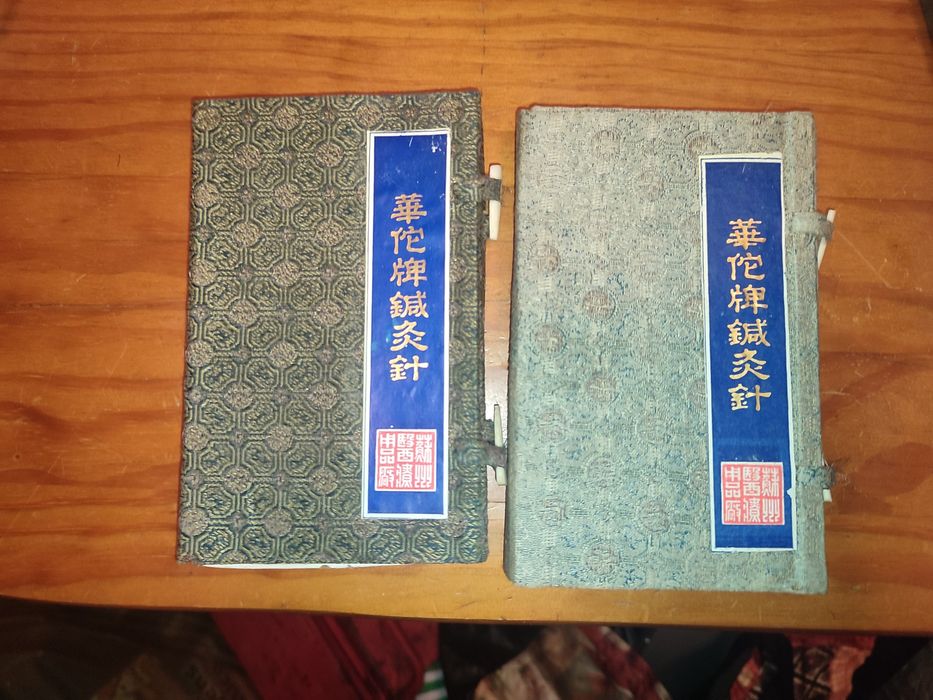 Conjunto de duas caixas com agulhas de Acupuntura