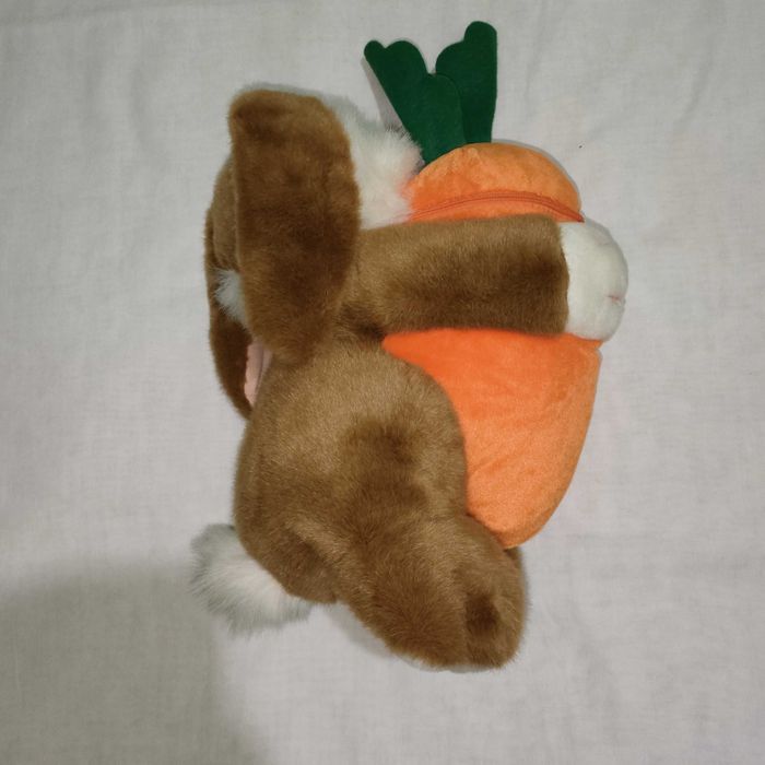 Maskotka Królik Króliczek z marchewką 45 cm