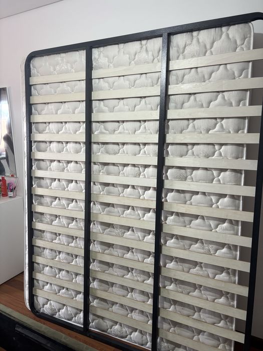 Cama+colchão+cabeceira e espelho