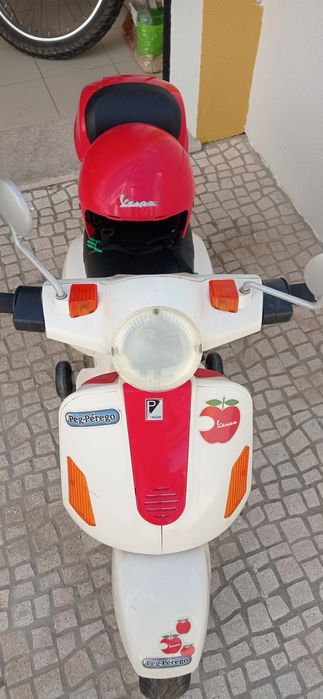 Vespa a bateria criança