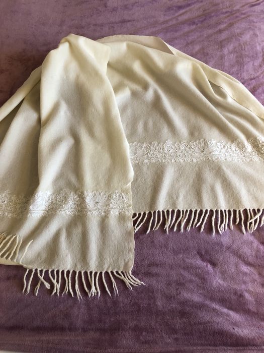 Kremowy welniany szal w bdb stanie uniwersalny