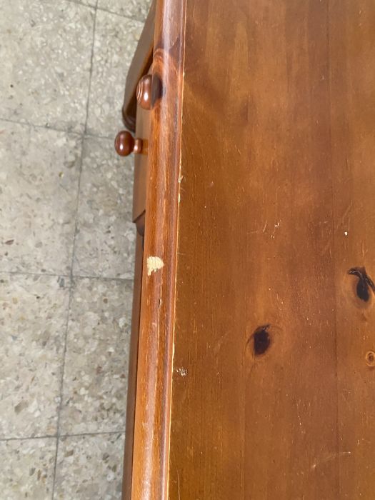 Mesa de centro castanha com maecas de uso