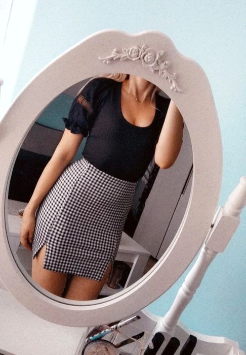 czarna bluzka elegancka z ozdobnymi rękawami z bufiastymi dekoltem M