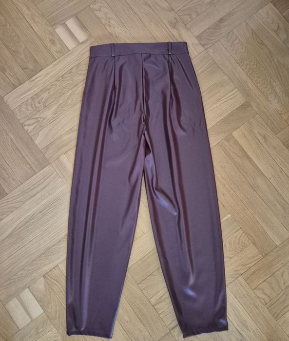 Одяг з екошкіри бордовий або винний колір