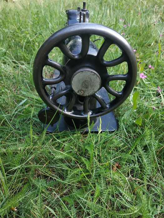 Zabytkowo stara maszyna do szycia Singer