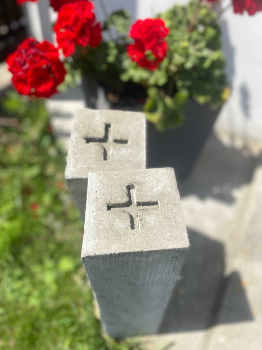 Kamienie graniczne, zawibrowane/słupek geodezyjny