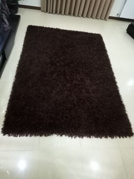 Carpete de sala cor castanho
