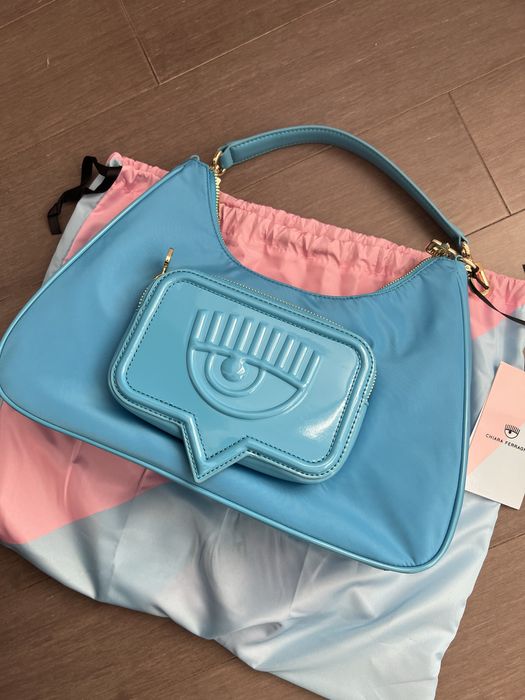 Chiara Ferragni torebka niebieska złote elementy evil eye