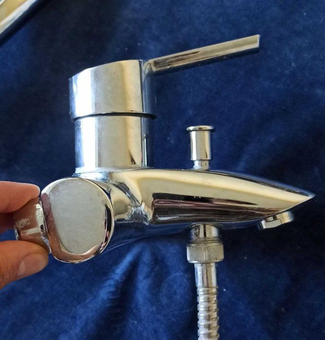 Смеситель воды фирмы GROHE в рабочем состоянии