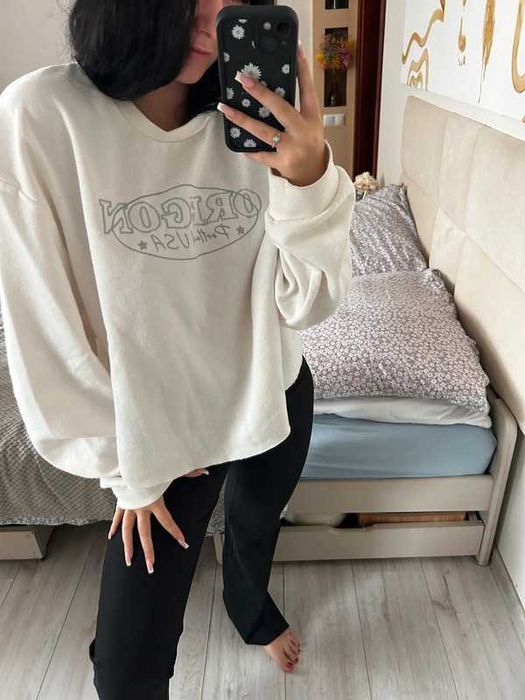 Biała bluza z napisem