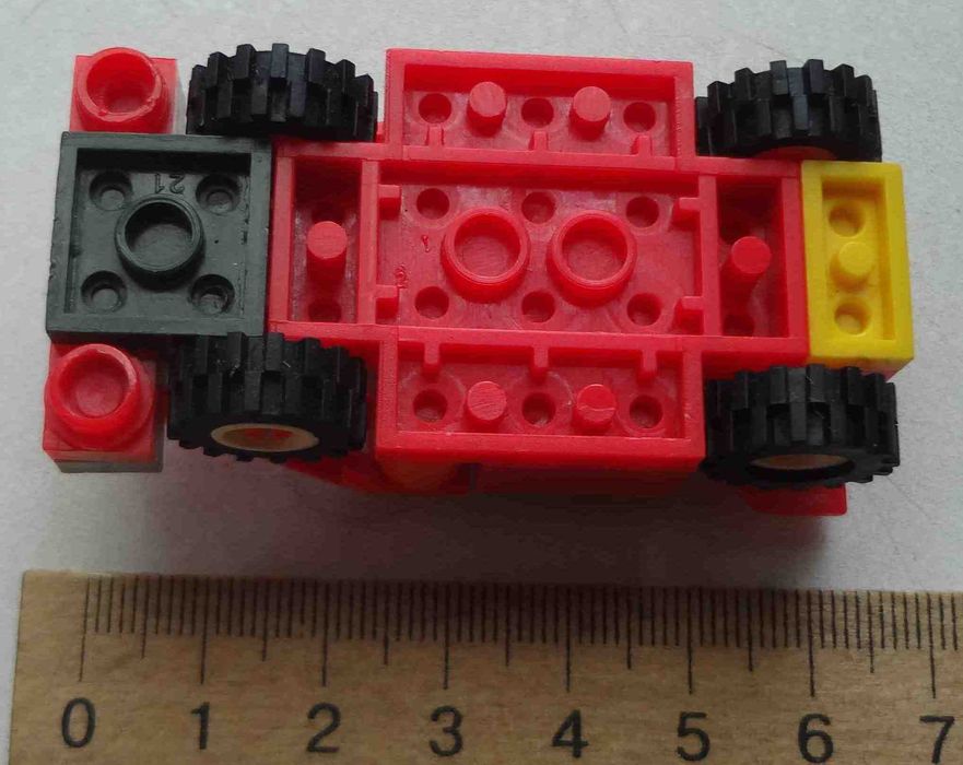 Красная гоночная машина LEGO