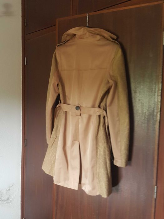 Vendo lindo casaco impermeável para todas as estações.