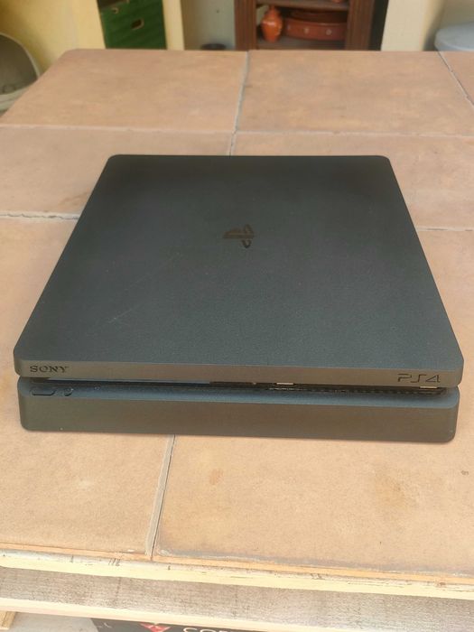 Consola PS4 com 2 comandos