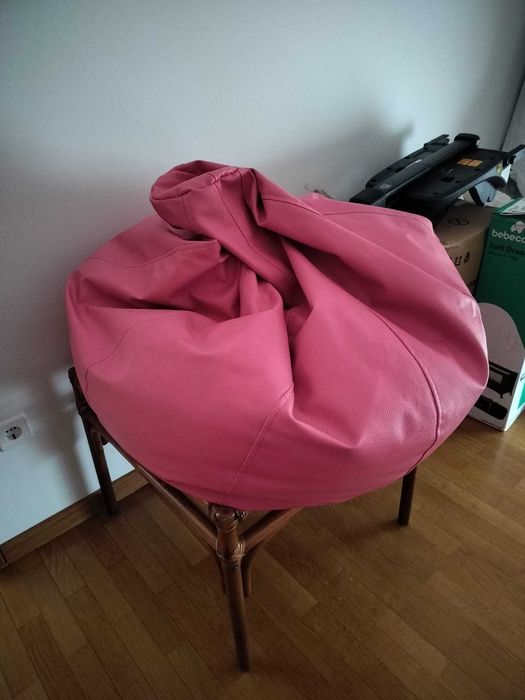 Pufe cor-de-rosa em pele