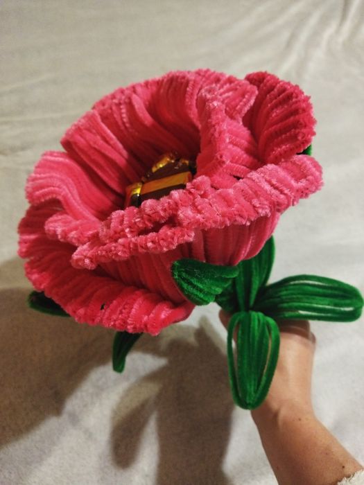 Троянда з синильного дроту з цукерками.