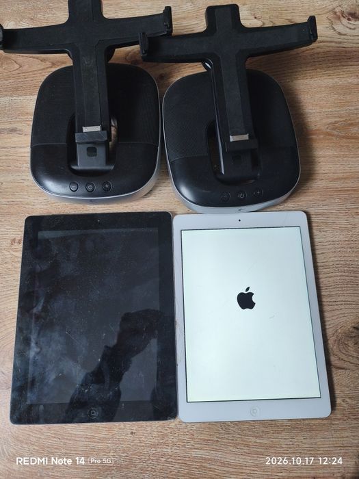 Zestaw dwa razy iPad dwie stacje dokujące pod starszy typ wejść iPad.