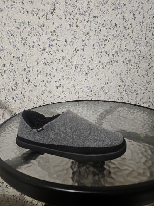 "Продаются новые тапочки Toms Ezra S