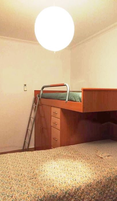 Móvel de quarto (beliche + roupeiro e gavetas + cama extra)