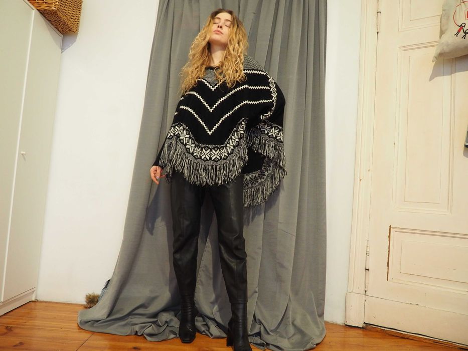 Sweter czarno białe poncho we wzory z frędzlami
