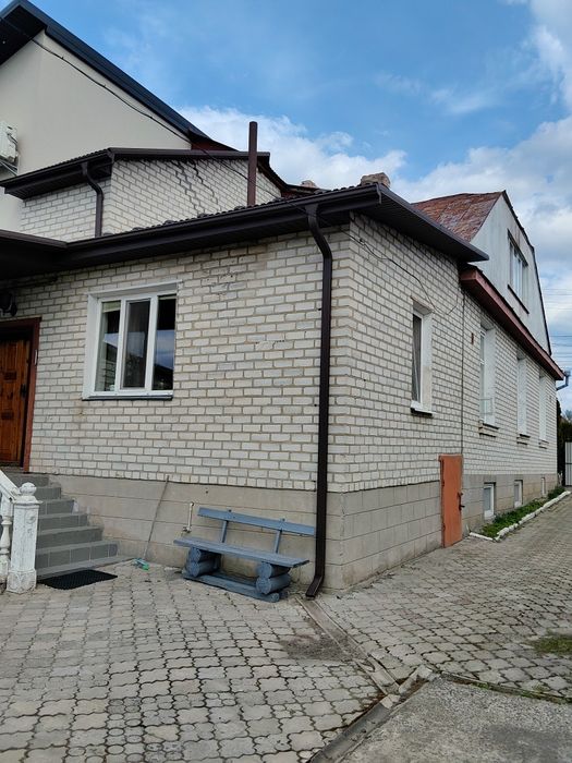 Продаємо половину великого будинку