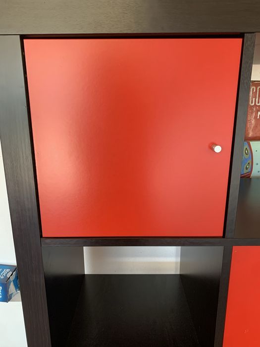 Estante de sala com prateleiras e 3 pequenos armarios.