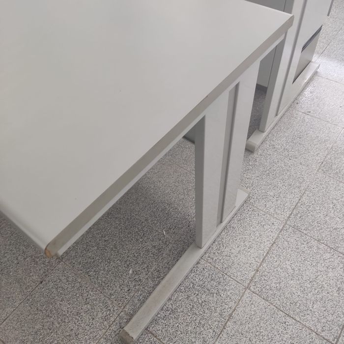 Secretária Cinzenta Clara - Perfeita para Escritório ou Casa!