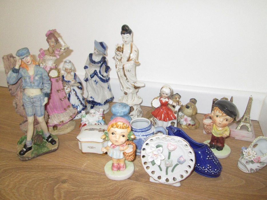 Conjunto loiças, bonecos decorativas.