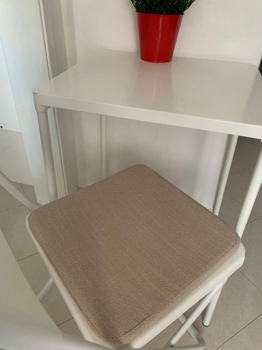 Mesa e cadeira dobrável + coxim anti-derrapante, para exterior ou interior.