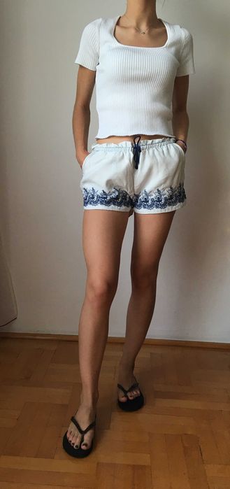 Białe spodenki szorty niebieski haft 40 L Bershka shorts krótkie