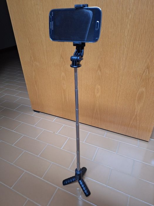 Vendo Vendo Mini Selfie Stick de 70 cmn com Bluetooth - Novo