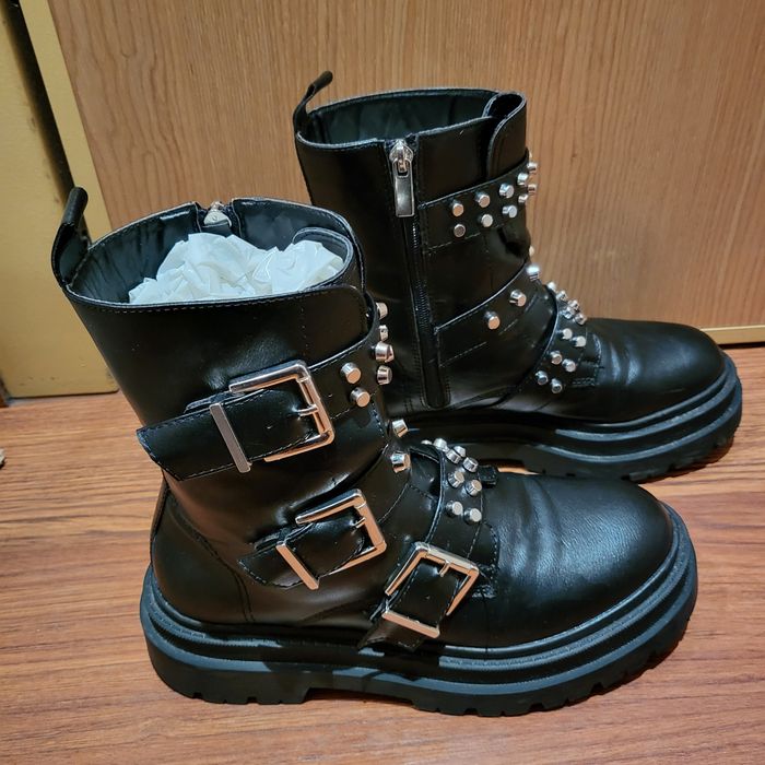 Botas góticas Stradivarius com tachas