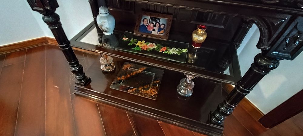 Móvel com duas gavetas e prateleira em vidro