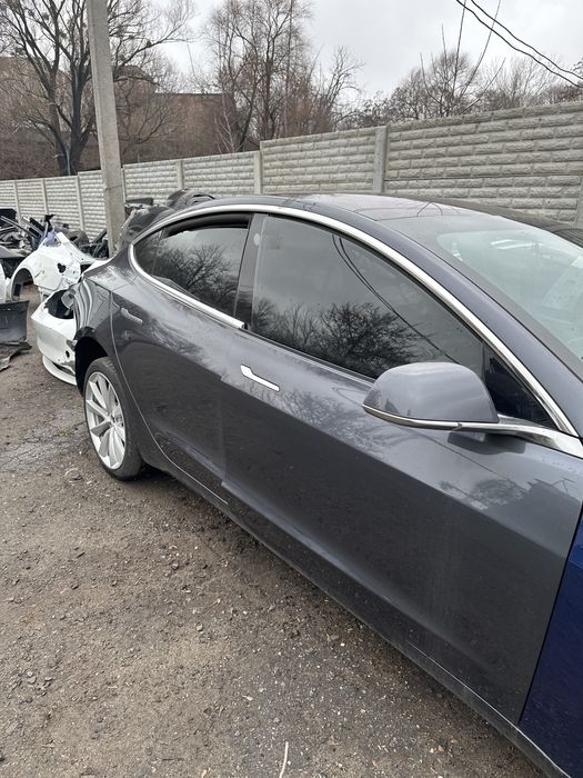 Двері на Tesla model 3 Y
