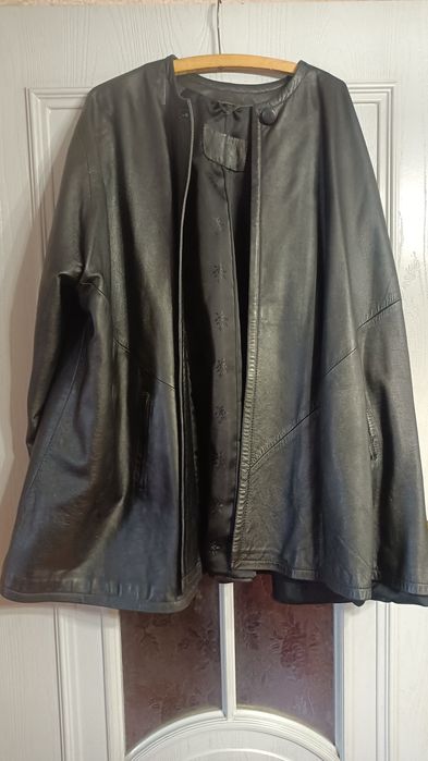 Krótki skórzany płaszczyk damski