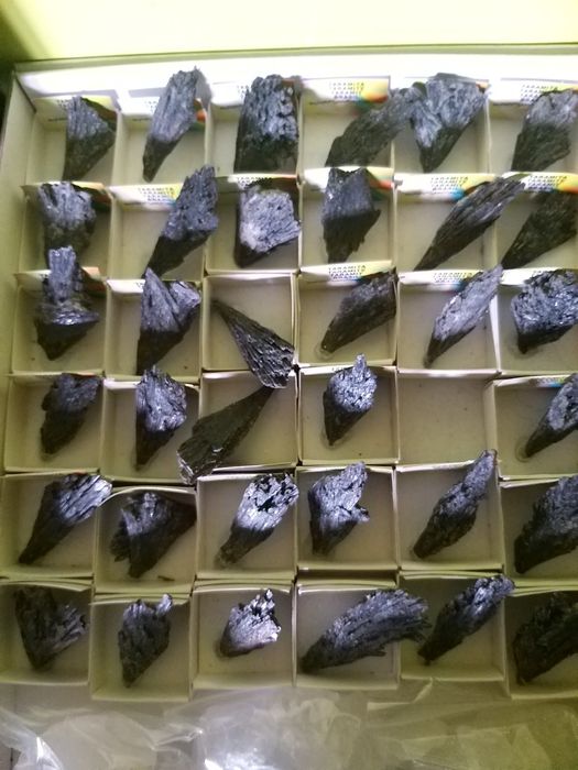 Cianita ou Vassoura de Bruxa