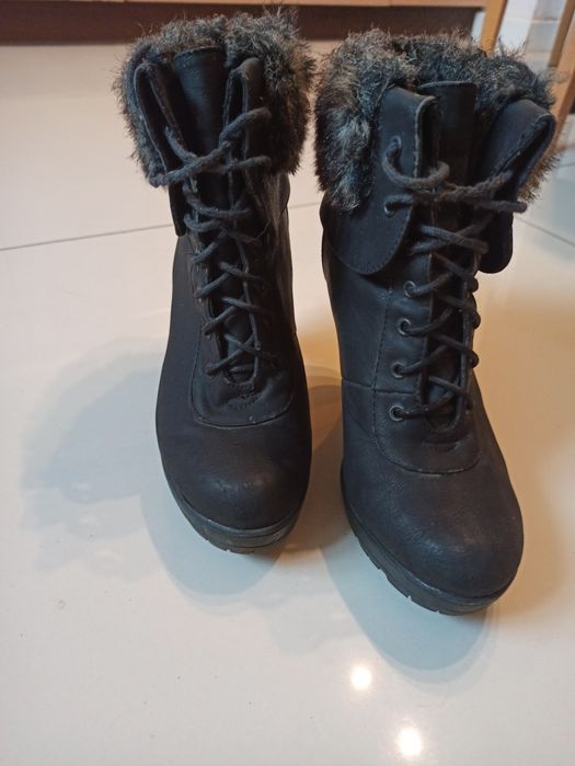 Botki z futrem na koturnie 36