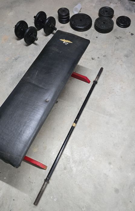 Bancos / barra e pesos de ginásio