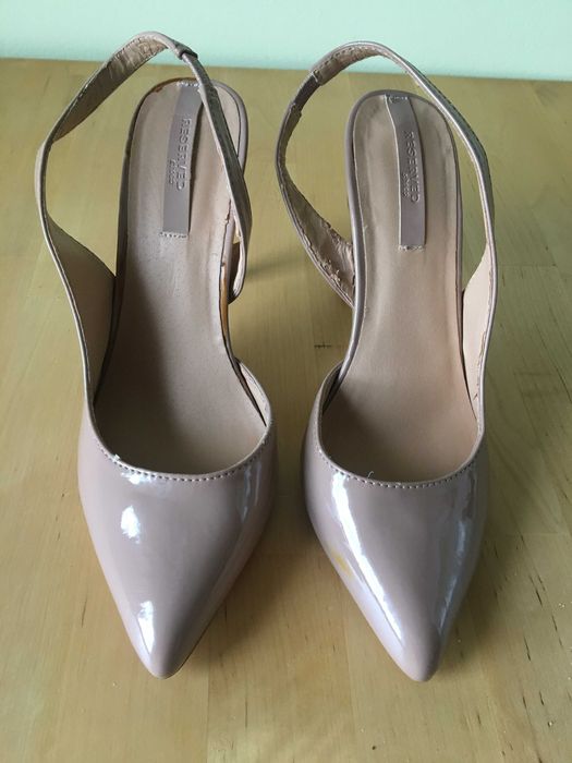 Szpilki beżowe lakierowane