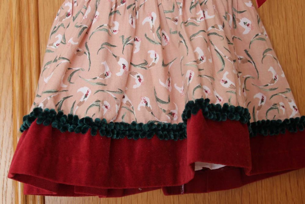 Vestido e touca, quinper, como novos, 12 meses. Portes incluidos.